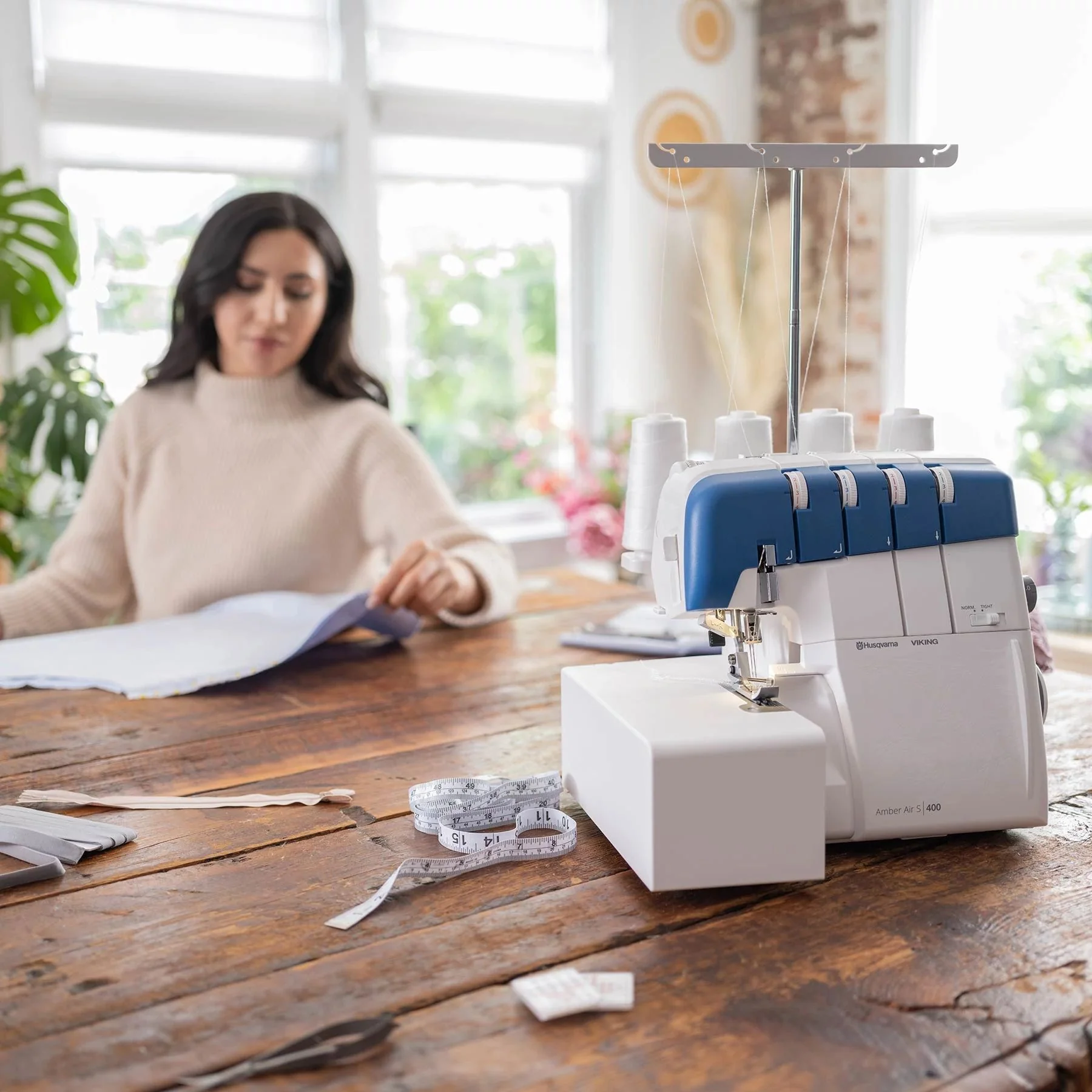 HUSQVARNA® VIKING® Refurbished AMBER Air S 400 Overlock Machine - Image 4