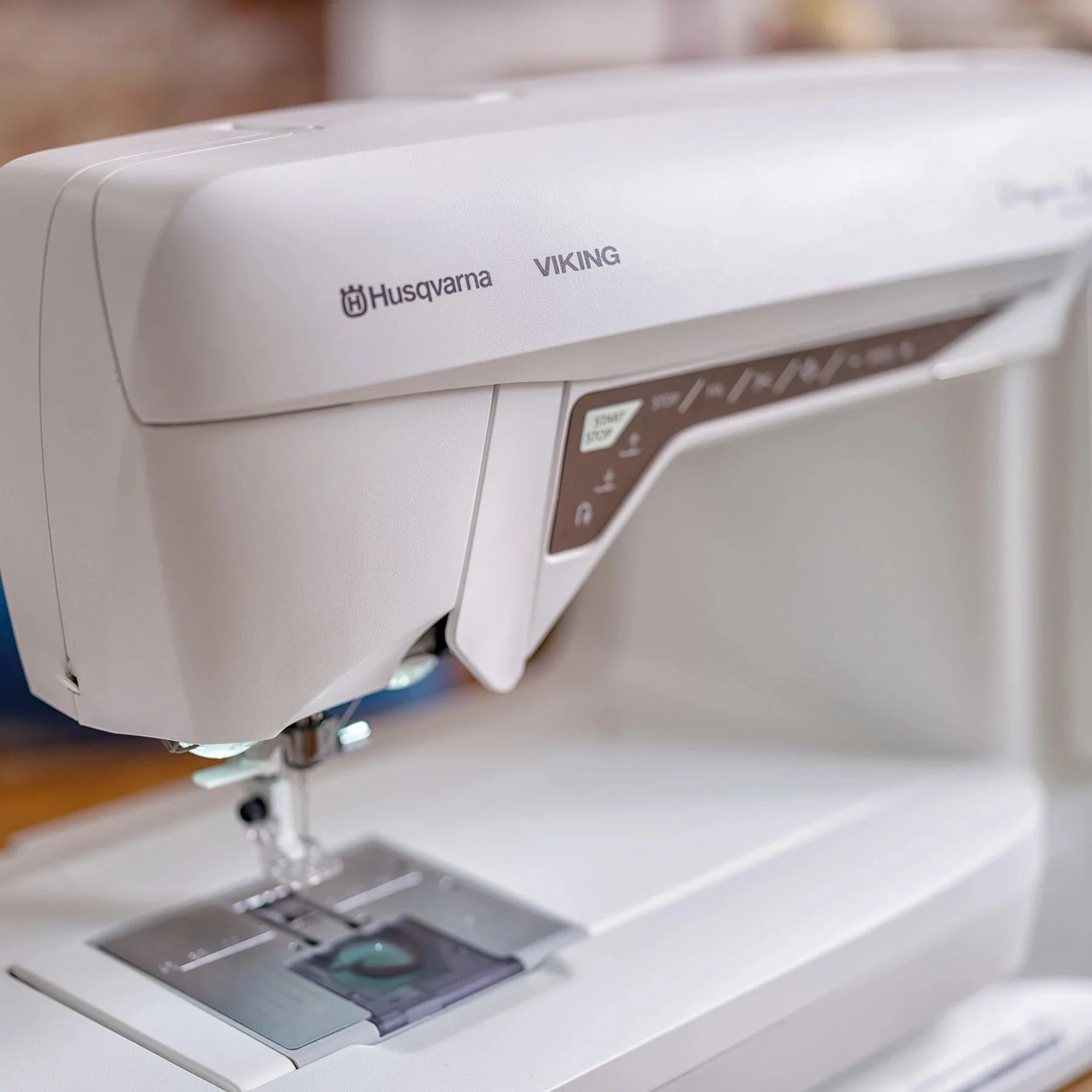 HUSQVARNA® VIKING® Refurbished DESIGNER TOPAZ™ 40 Sewing & Embroidery Machine - Image 7