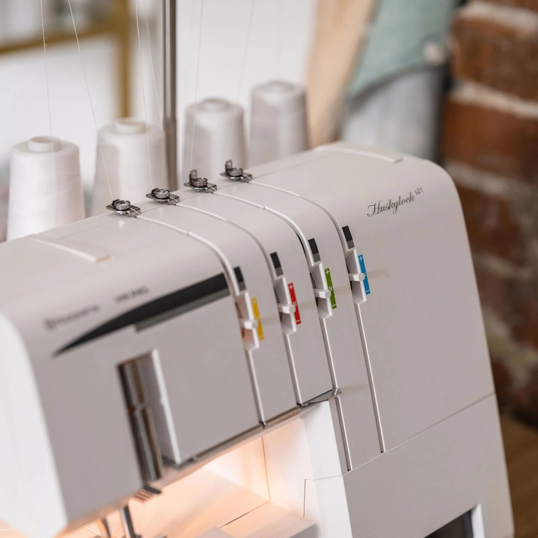 HUSQVARNA® VIKING® Refurbished HUSKYLOCK™ s21 Overlock Machine - Image 4