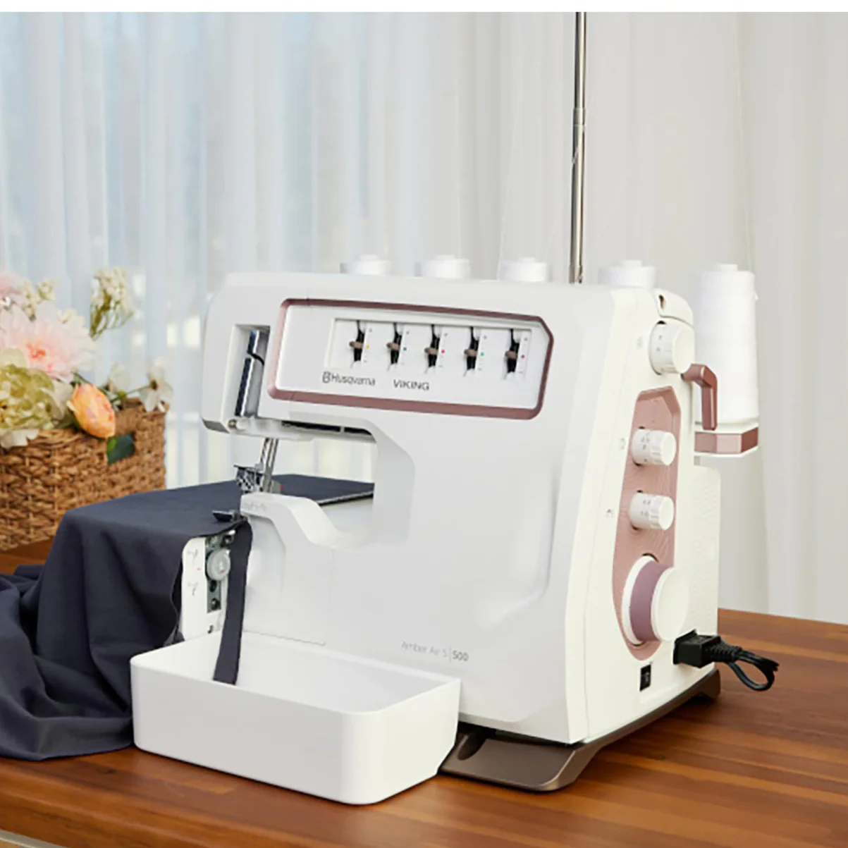 HUSQVARNA® VIKING® AMBER™ Air S | 500 Coverlock Machine - Image 4