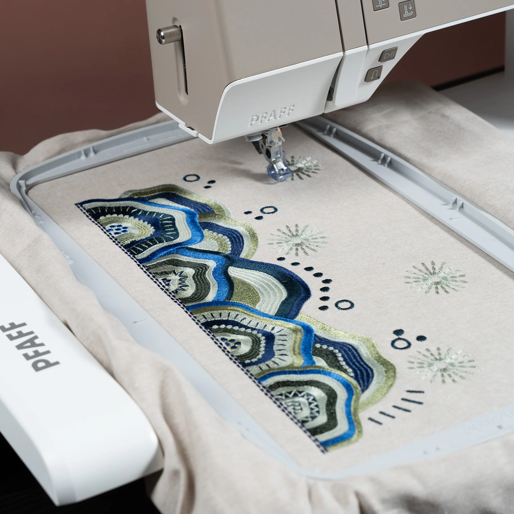 PFAFF® creative elevate™ 680 Embroidery Unit - Image 4