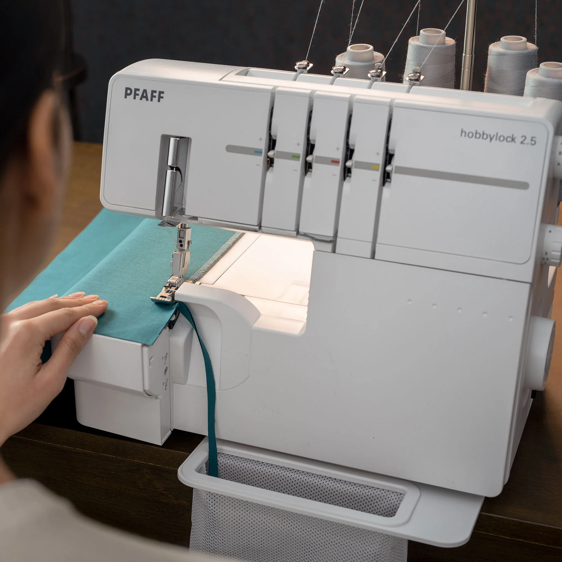 PFAFF® hobbylock™ 2.5 Overlock Machine - Image 3