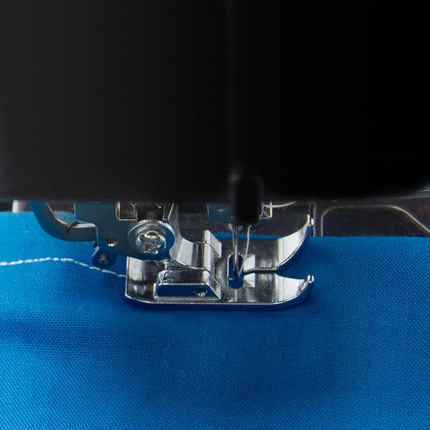 SINGERĀ® M1000 Black Mending Machine - Image 6