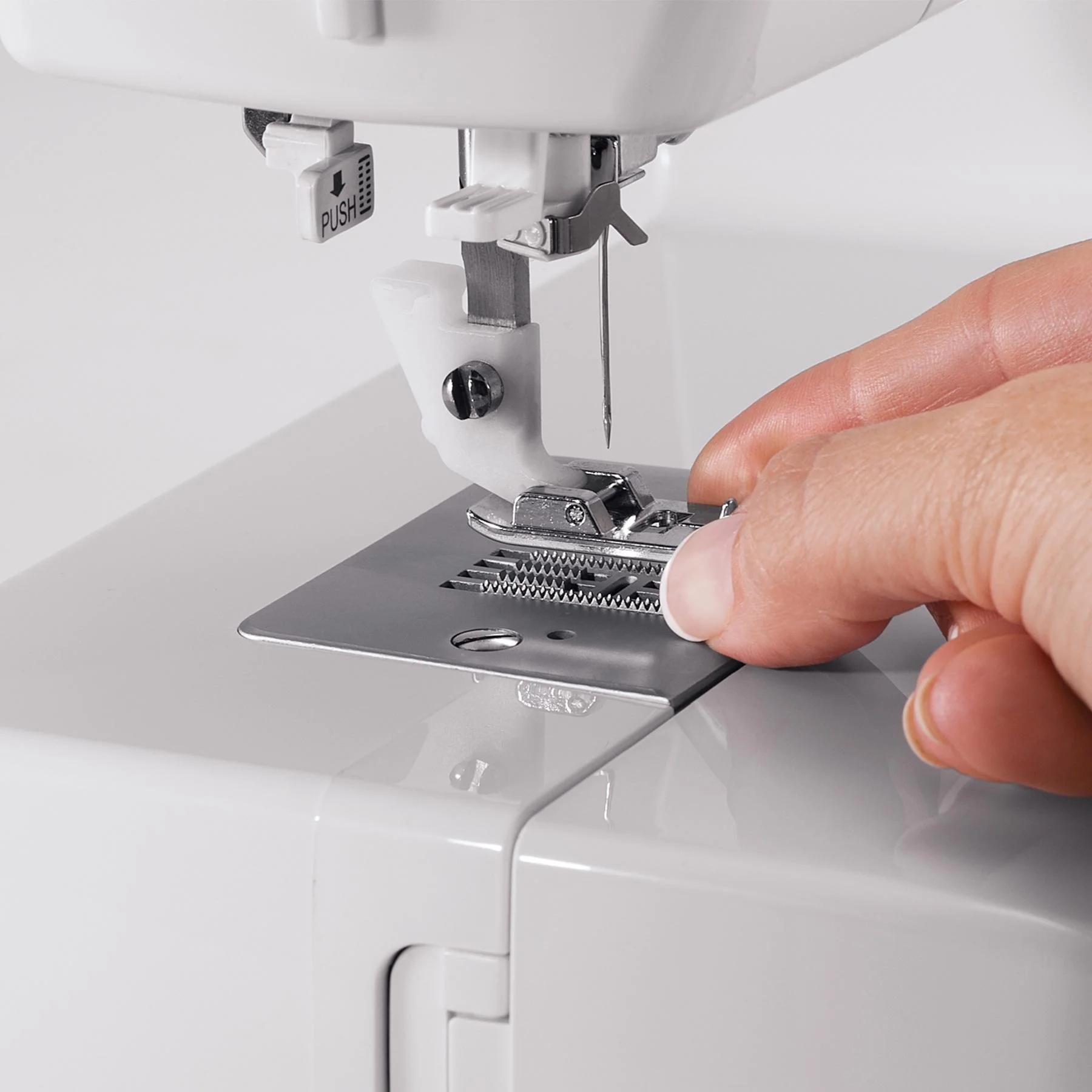 SINGER® Simple™ 3221 Sewing Machine - Image 5